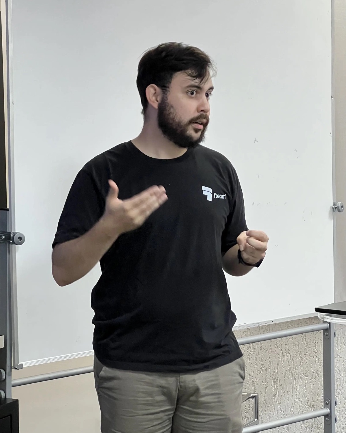 Matheus Perez conduzindo uma palestra da Navit