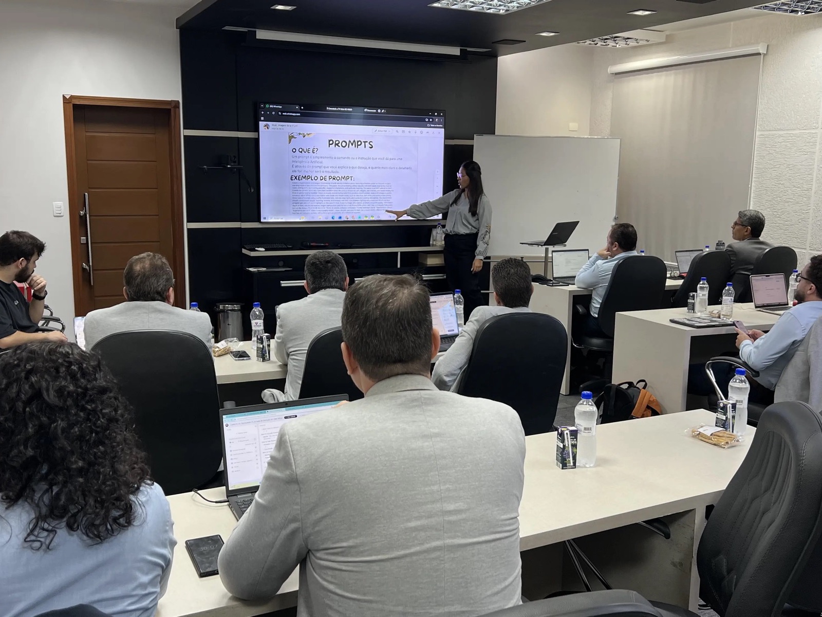 Treinamento da Navit em andamento, com instrutora apresentando para uma turma de profissionais