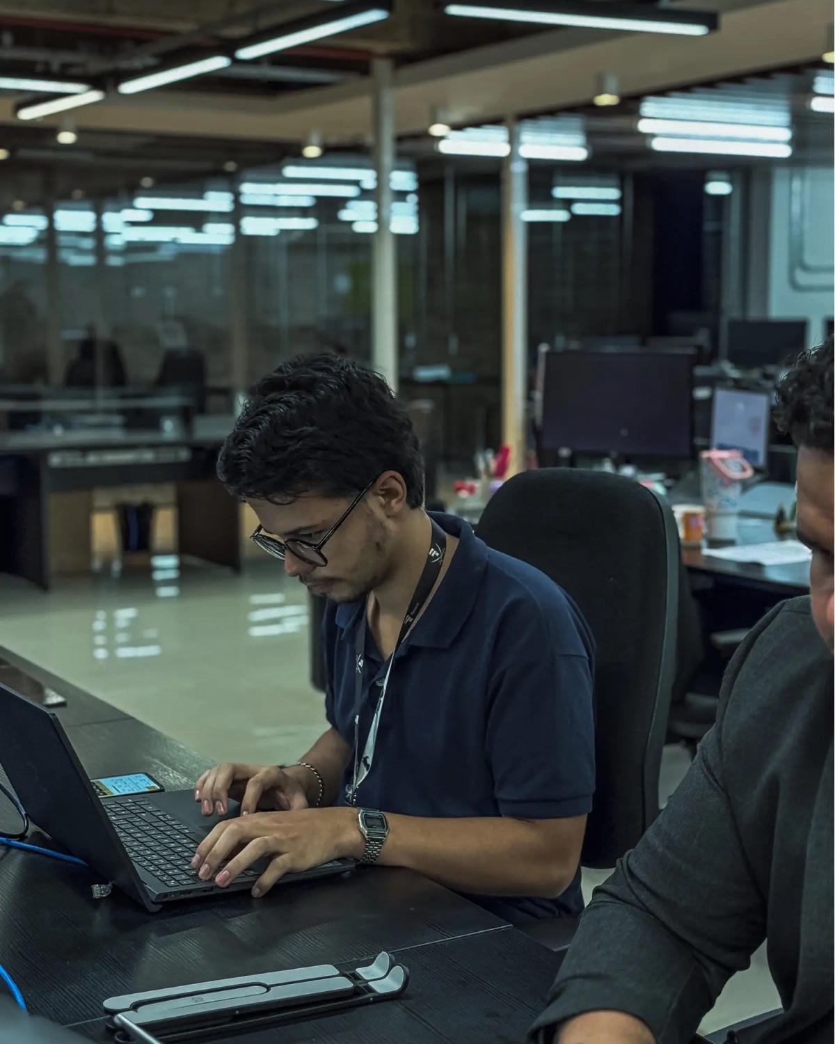 Desenvolvedor trabalhando concentrado em um notebook
