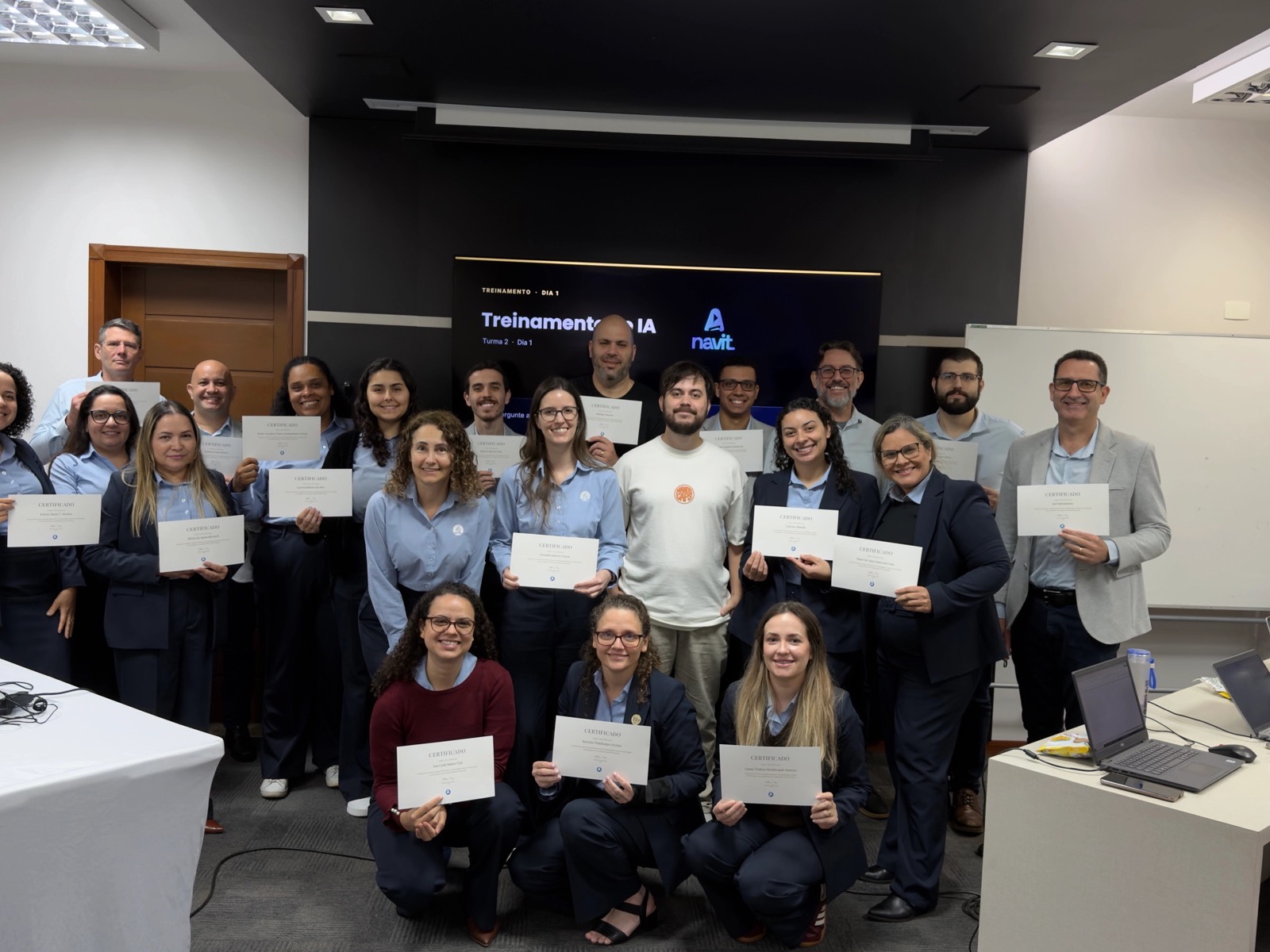 Turma de gestores com os certificados ao final de uma imersão da Navit