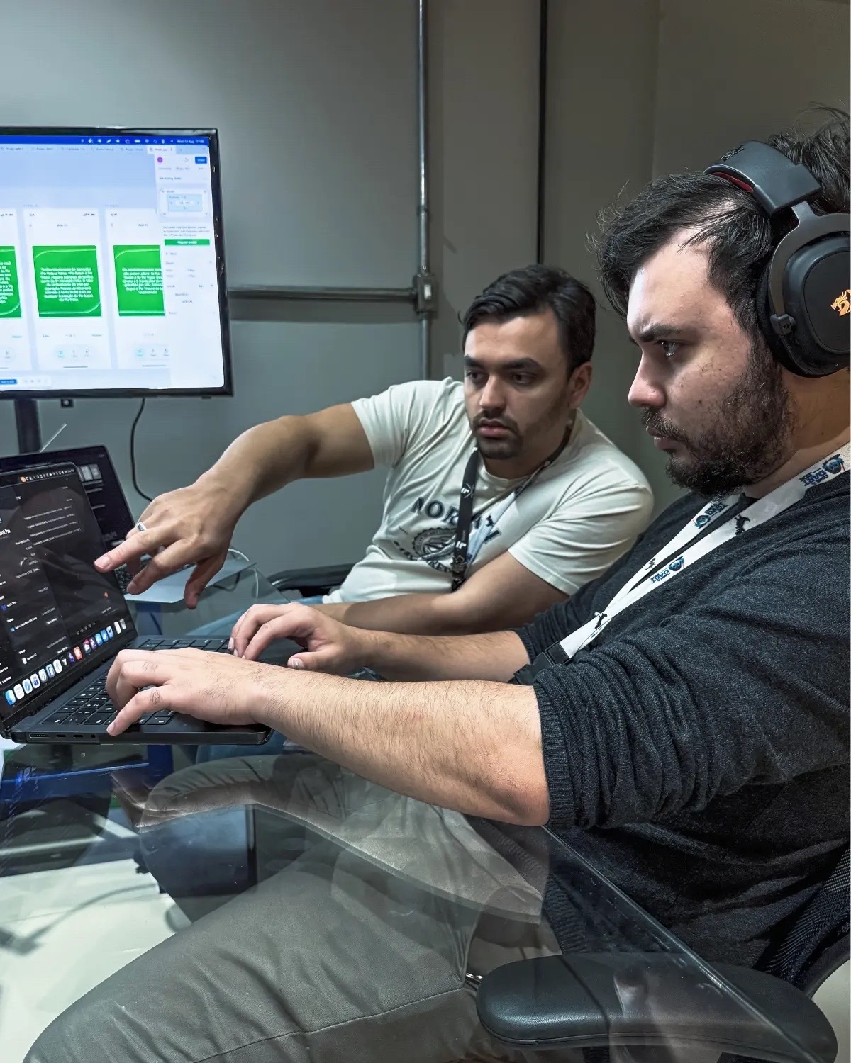 Desenvolvedores trabalhando juntos em notebooks