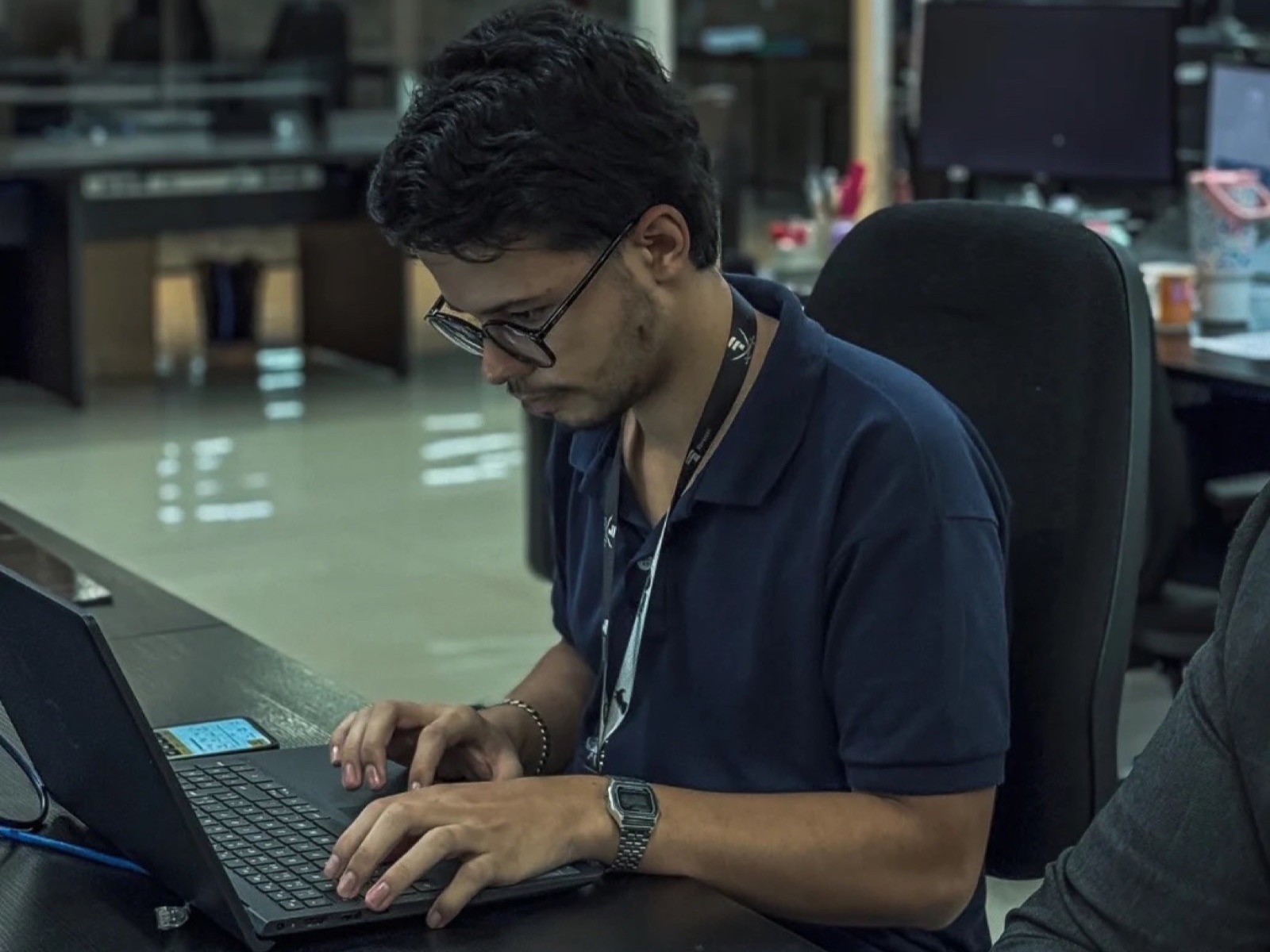 Profissional revisando e validando um produto no notebook