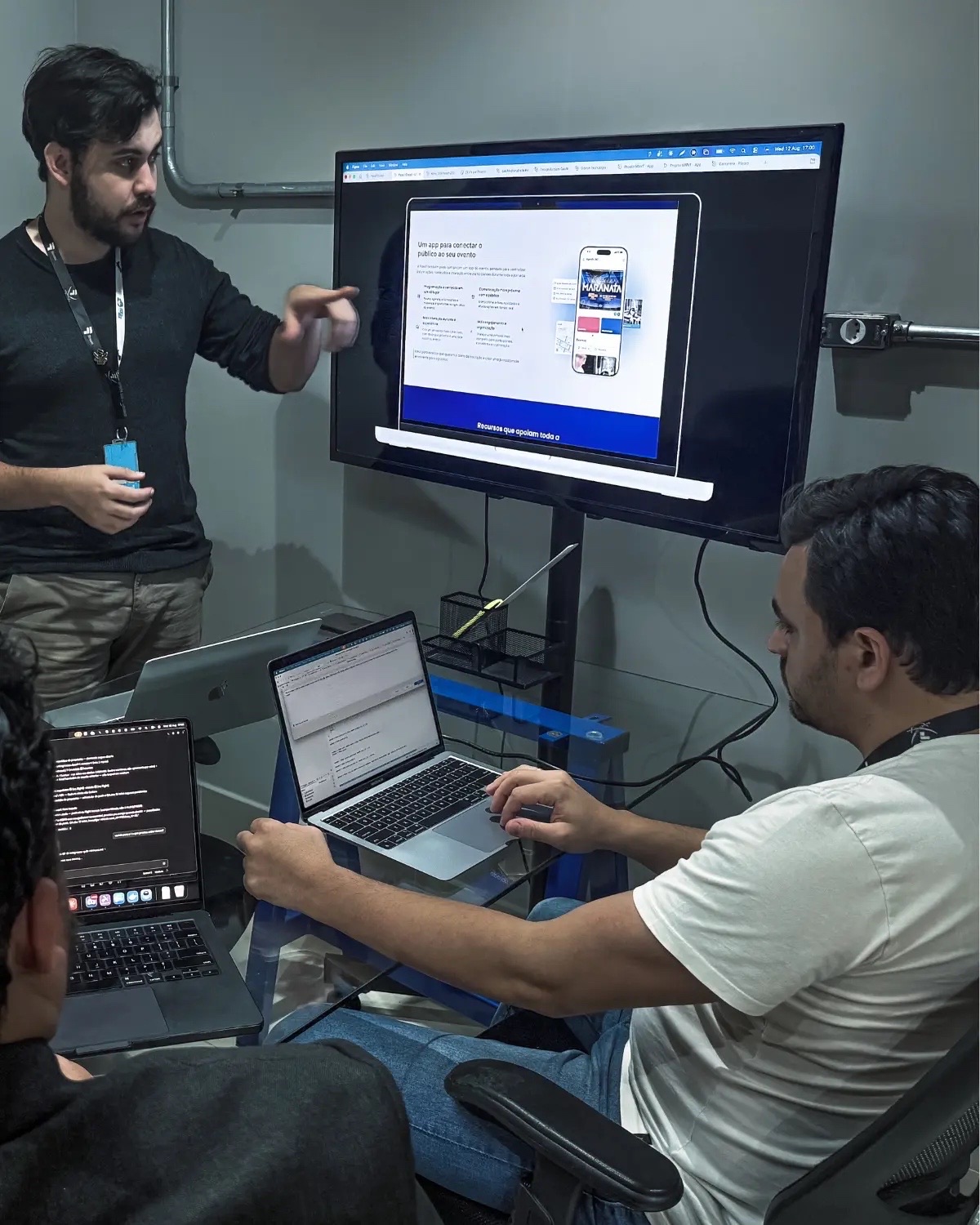 Equipe analisando uma interface em tela durante o trabalho