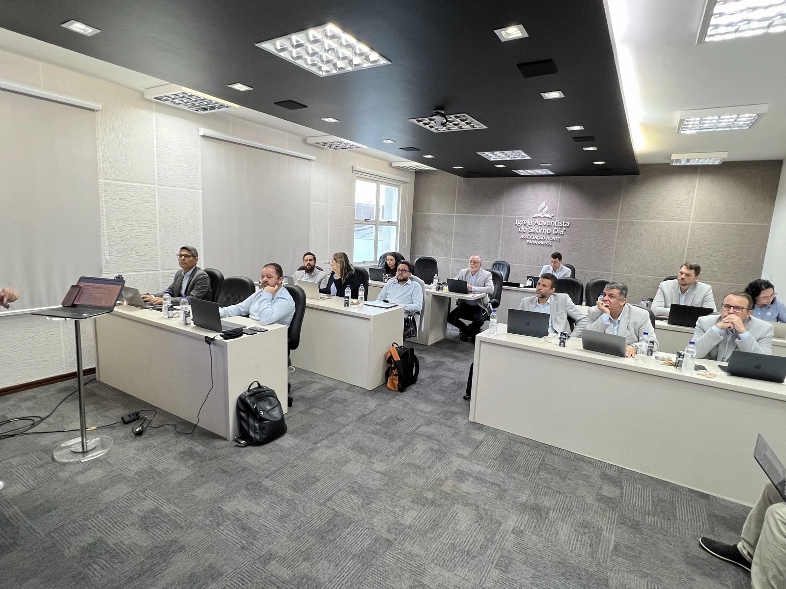Treinamento corporativo da Navit em sala, com participantes e apresentação