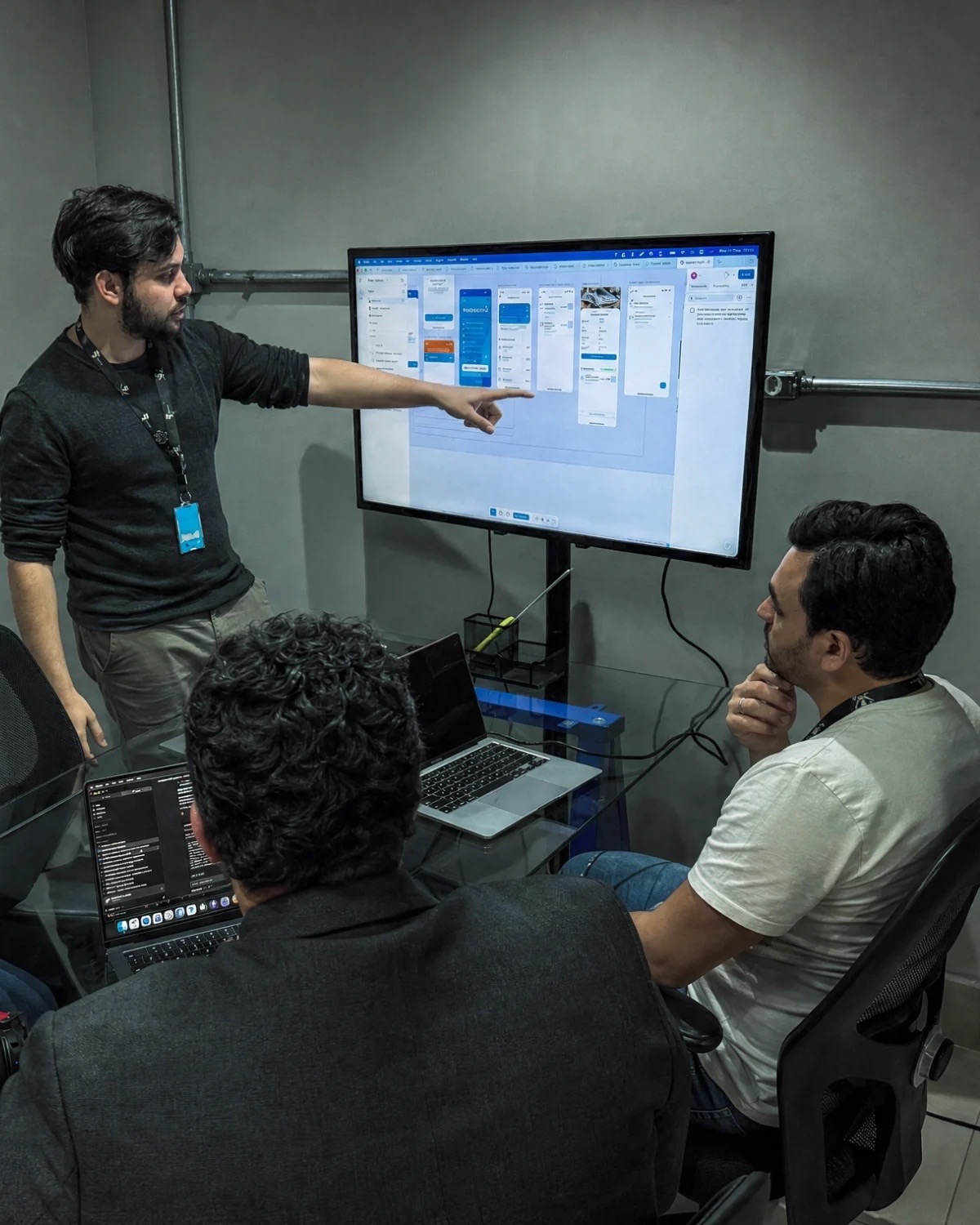 Profissional da Navit apresentando uma solução em tela para a equipe do cliente